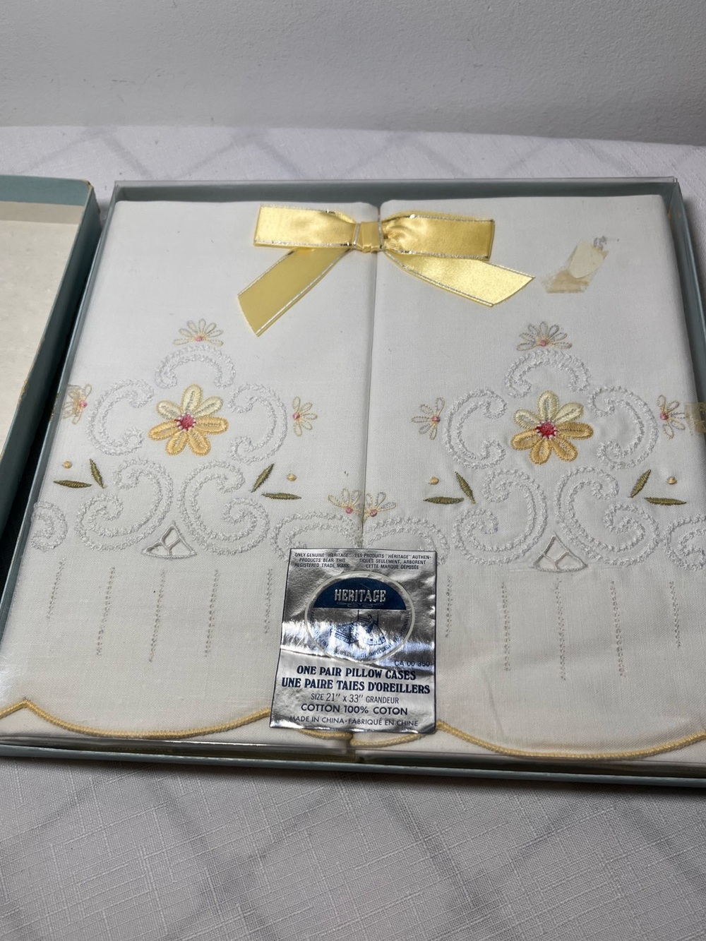 Vintage Heritage Pillow Cases Boxed Pair
Embroidered
NEW. Original box